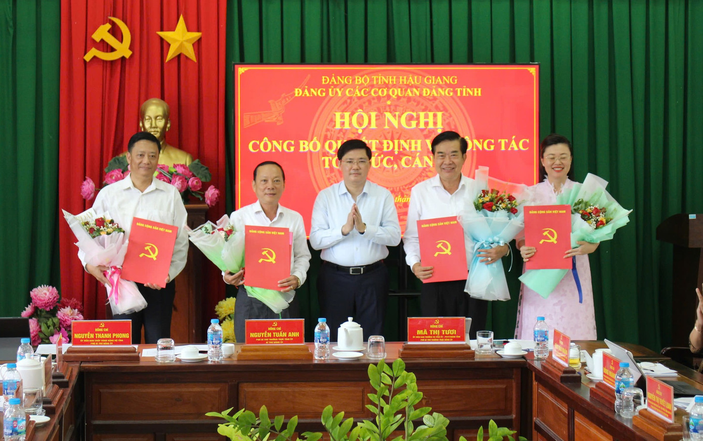 Ông Nguyễn Tuấn Anh - Phó Bí thư Thường trực Tỉnh ủy, Bí thư Đảng ủy các cơ quan Đảng tỉnh Hậu Giang trao quyết định cho đại diện các cơ quan. Ông Nguyễn Tuấn Anh - Phó Bí thư Thường trực Tỉnh ủy, Bí thư Đảng ủy các cơ quan Đảng tỉnh Hậu Giang trao quyết định cho đại diện các cơ quan.