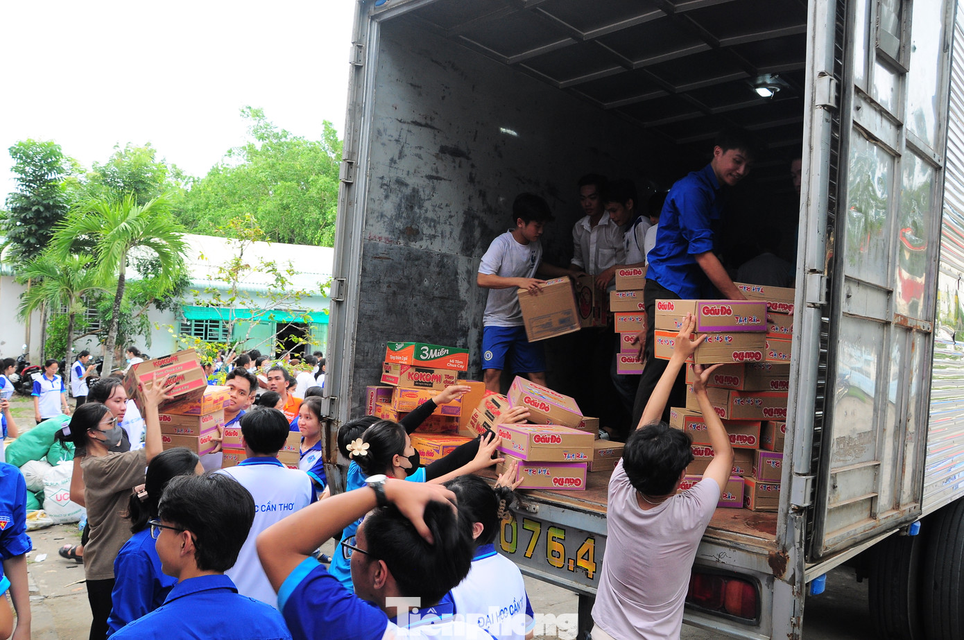 Chuyến xe đầu tiên của chương trình chở 15 tấn hàng hóa từ Cần Thơ ra tỉnh Thái Bình. Chuyến xe đầu tiên của chương trình chở 15 tấn hàng hóa từ Cần Thơ ra tỉnh Thái Bình.