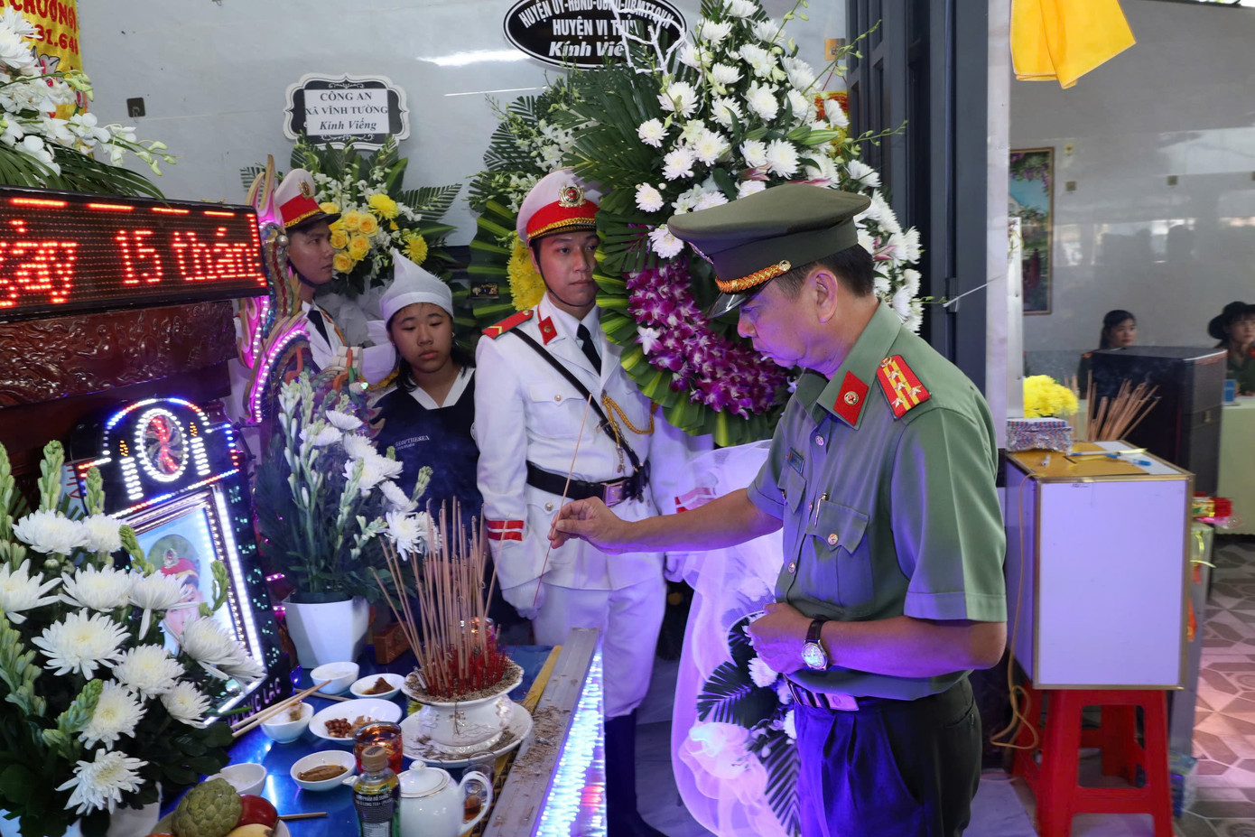 Đại tá Huỳnh Việt Hòa - Giám đốc Công an tỉnh Hậu Giang thắp hương viếng Đại úy Nguyễn Văn Kha.