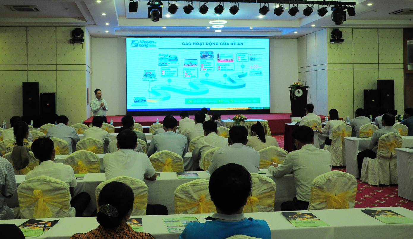 Đại diện Trung tâm Khuyến nông Quốc gia báo cáo kết quả 2 năm thực hiện Đề án. Ảnh: CK