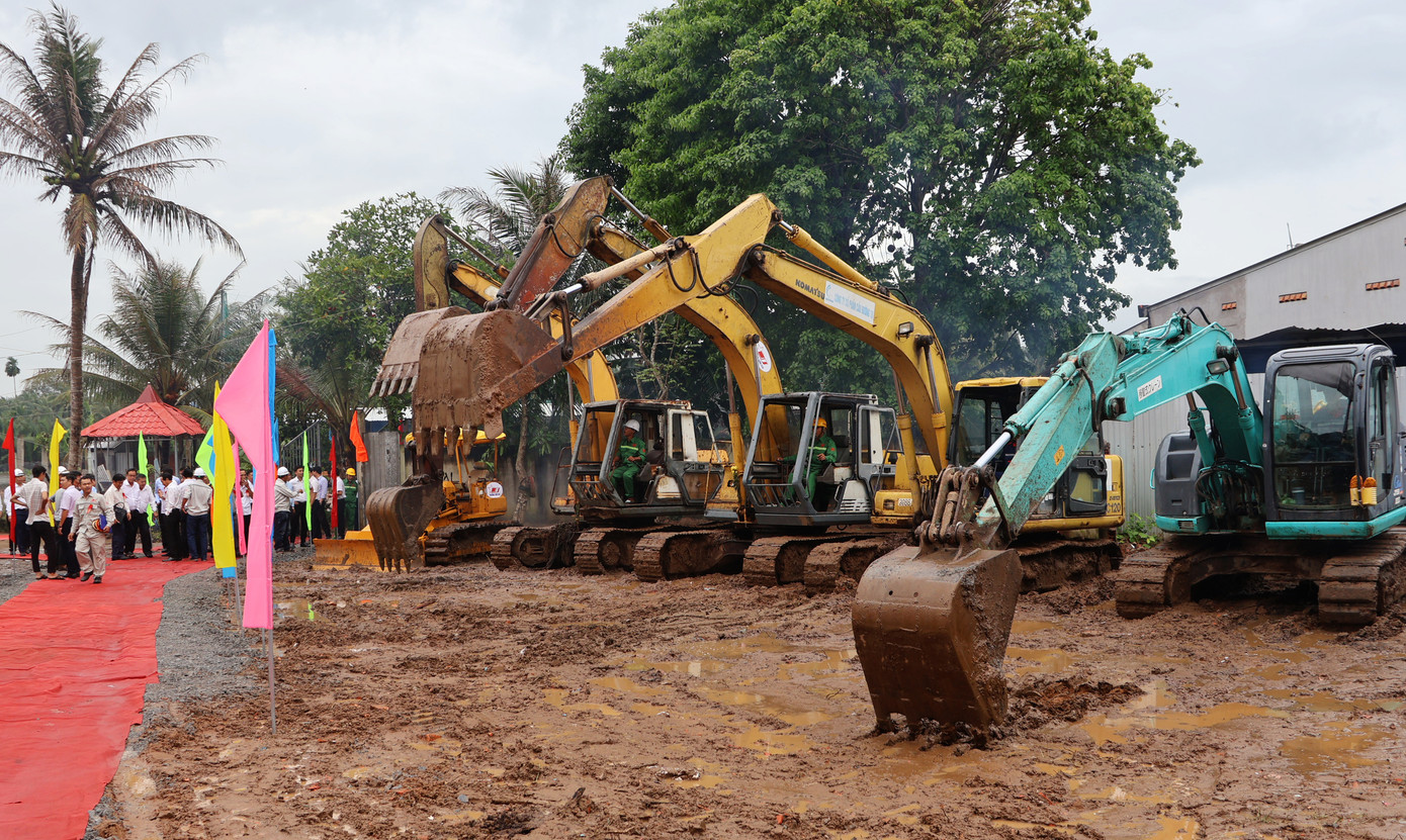 Máy móc tập kết phục vụ thi công dự án.