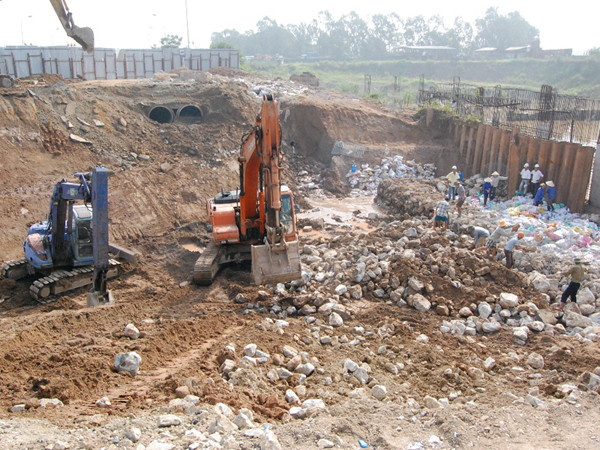 Trong khi đó, phía Công ty CP Sông Đà Thăng Long vẫn đang thu dọn khối lượng hố móng của 