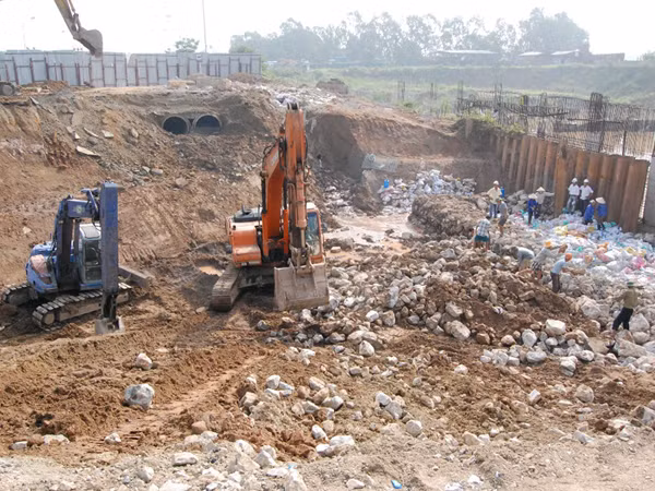 Trong khi đó, phía Công ty CP Sông Đà Thăng Long vẫn đang thu dọn khối lượng hố móng của 