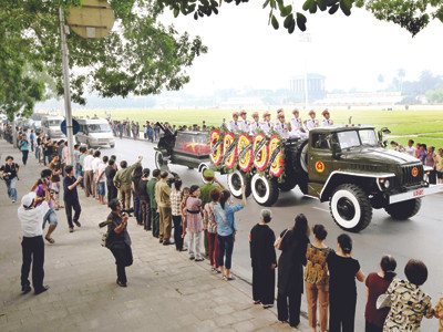 Phóng viên chạy theo đoàn linh xa Đại tướng để ghi lại hình ảnh qua Lăng Bác