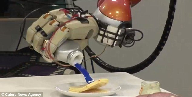 Rosie được gắn máy quay Kinect 3D. Rosie được gắn máy quay Kinect 3D