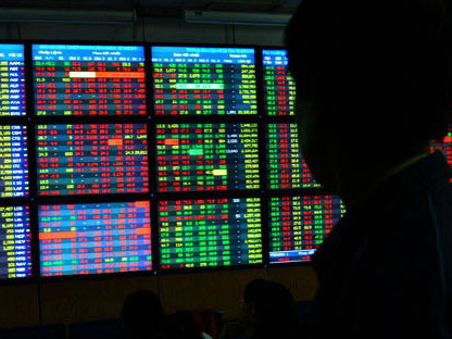 Mức giá cổ phiếu tương đối thấp đưa thị trường chứng khoán Việt Nam trở thành thị trường rẻ nhất trong khu vực. Ảnh: Thanh niên. Mức giá cổ phiếu tương đối thấp đưa thị trường chứng khoán Việt Nam trở thành thị trường rẻ nhất trong khu vực - Ảnh: Thanh niên