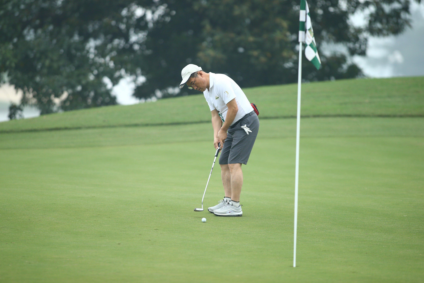 Cú putt (gạt bóng) còn có tên gọi là putter và thường là những cú bóng ngắn. Kỹ thuật này quyết định đến sự thành công của trận đấu vì thế đòi hỏi sự chuẩn xác và khéo léo để đạt được kết quả tốt. Khi đưa bóng thuận lợi vào vùng green, xác định tầm nhắm tốt người chơi sẽ thực hiện cú đáng putt để đưa bóng vào hố golf (hoàn thành một hố) Cú putt (gạt bóng) còn có tên gọi là putter và thường là những cú bóng ngắn. Kỹ thuật này quyết định đến sự thành công của trận đấu vì thế đòi hỏi sự chuẩn xác và khéo léo để đạt được kết quả tốt. Khi đưa bóng thuận lợi vào vùng green, xác định tầm nhắm tốt người chơi sẽ thực hiện cú đáng putt để đưa bóng vào hố golf (hoàn thành một hố)