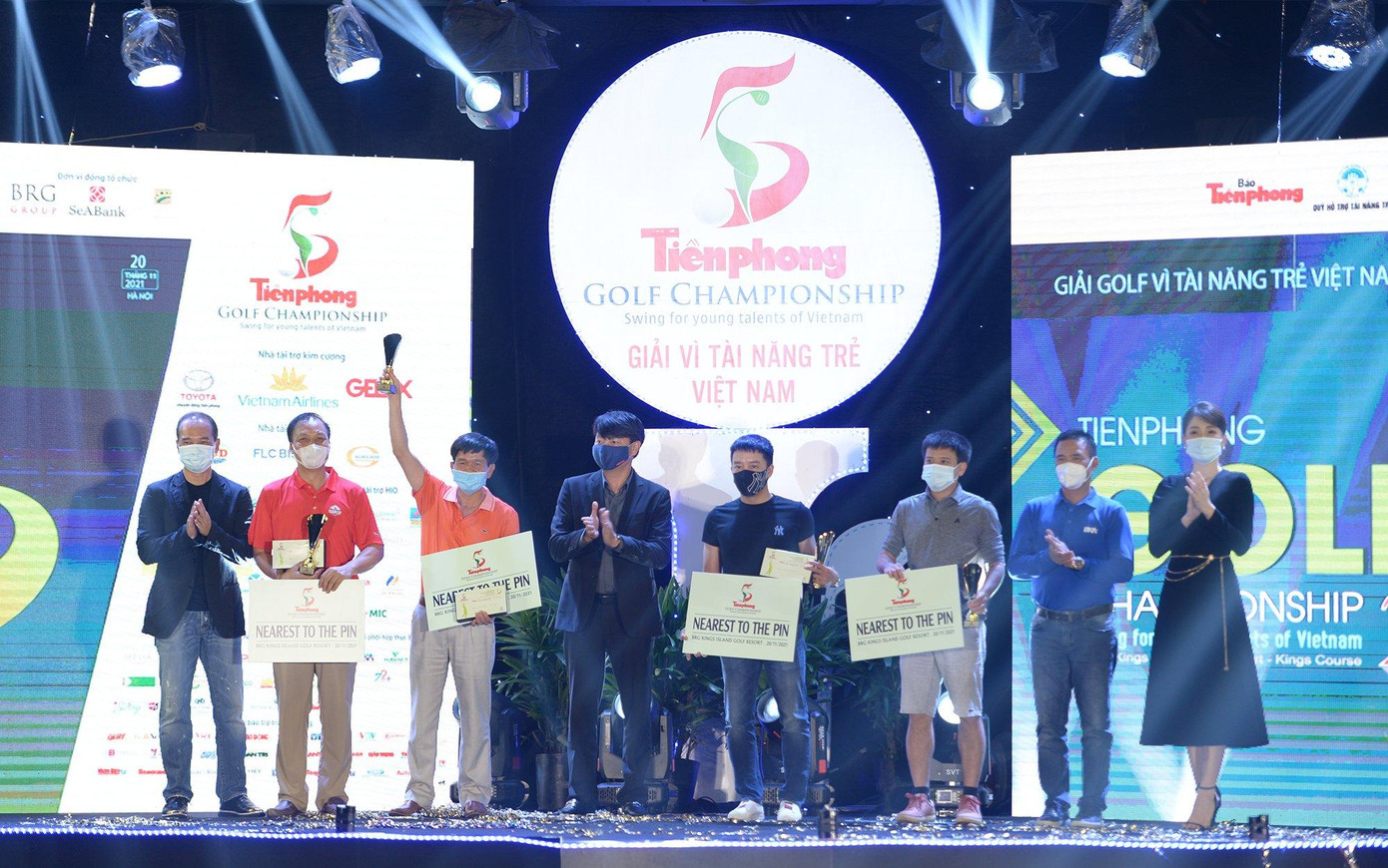 Ban tổ chức trao giải Nearest to the Pin - giải kỹ thuật dành cho 8 golfer thi đấu trên sân King Course và sân Moutainviews.