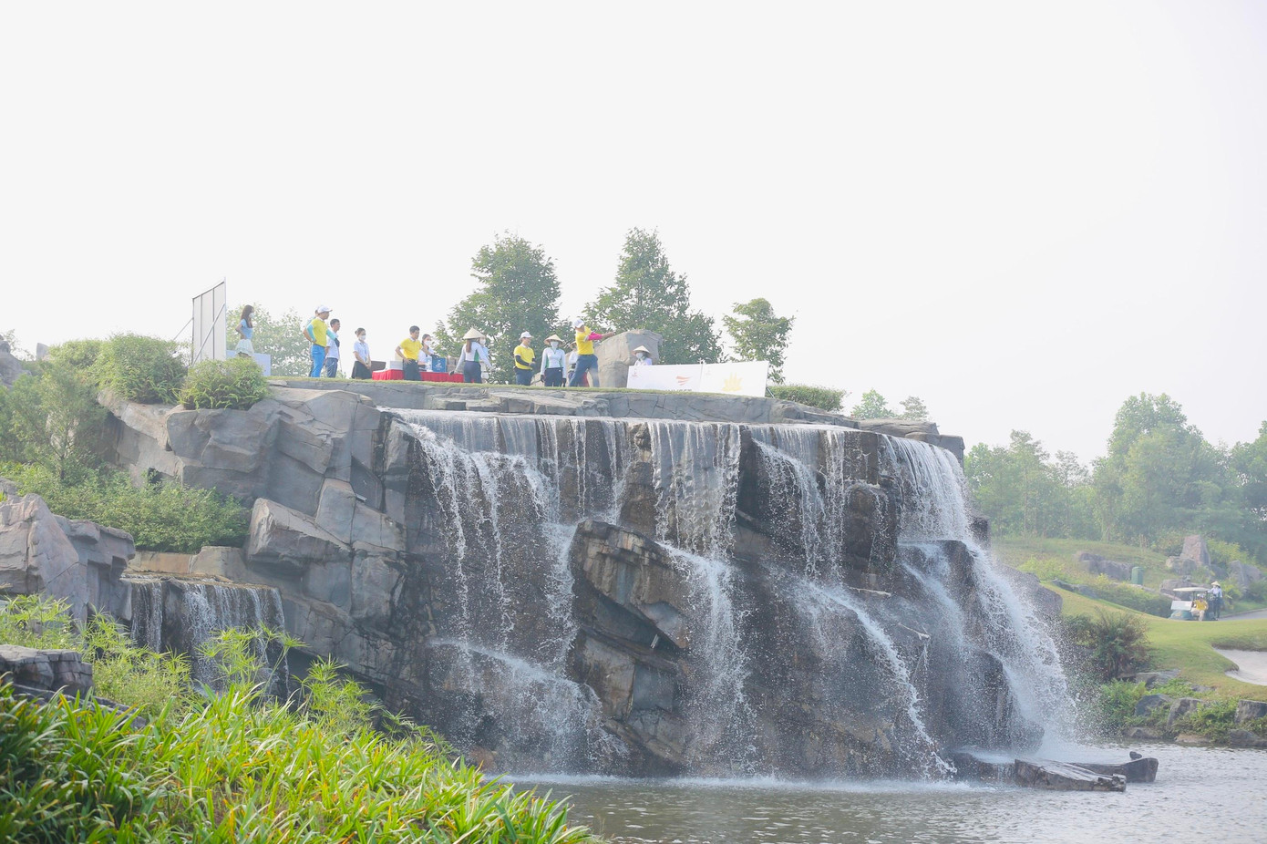 Nhà thiết kế sân golf hàng đầu thế giới Jack Nicklaus II dành tặng một món quà thú vị cho sân Kings Course đó là hố số 19. Hố golf này được thiết kế với điểm phát bóng nằm trên đỉnh thác nước cao 28m. Khoảng cách giữa điểm phát bóng và green là một hồ nước rộng lớn. Nhà thiết kế sân golf hàng đầu thế giới Jack Nicklaus II dành tặng một món quà thú vị cho sân Kings Course đó là hố số 19. Hố golf này được thiết kế với điểm phát bóng nằm trên đỉnh thác nước cao 28m. Khoảng cách giữa điểm phát bóng và green là một hồ nước rộng lớn.