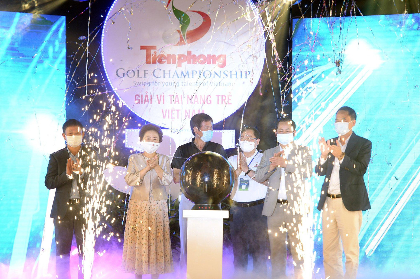 Ban tổ chức thực hiện nghi thức kỷ niệm 5 năm Tiền Phong Golf Championship với sự hiện diện của Ban tổ chức và các khách mời: Nhà báo Lê Xuân Sơn – Tổng Biên tập báo Tiền Phong, Trưởng Ban tổ chức Tiền Phong Golf Championship 2021; ông Trần Đức Phấn - Phó Tổng cục trưởng phụ trách Tổng cục Thể dục Thể thao; Madame Nguyễn Thị Nga – Chủ tịch Tập đoàn BRG - SeABank; ông Nguyễn Văn Tưởng - Chủ tịch Công ty Trầm hương Khánh Hòa; ông Nguyễn Huy Hoàng, Chủ tịch Công đoàn Tập đoàn Văn Phú invest; ông Phùng Công Sưởng - Phó Tổng biên tập báo Tiền Phong. Ban tổ chức và các khách mời cùng đặt tay lên quả cầu led để thực hiện nghi thức kỷ niệm 5 năm Tiền Phong Golf Championship.