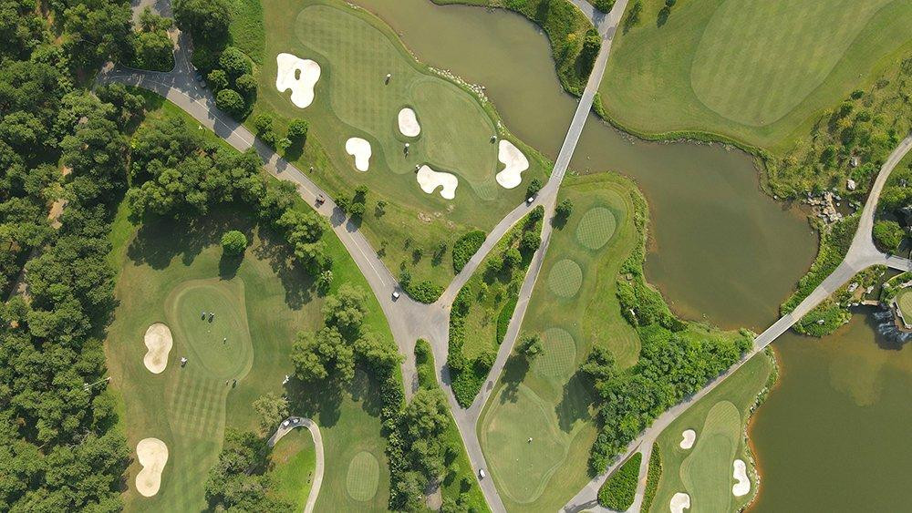 Với thiết kế đầy thử thách và sáng tạo, trải dài trên sườn đồi dưới chân núi Ba Vì và uốn lượn theo hồ Đồng Mô, Kings Course- được đưa vào vận hành hồi đầu năm 2018- hứa hẹn sẽ là một thử thách thú vị cho các golfer tham gia tranh tài, bên cạnh sân Mountainview quen thuộc. Với thiết kế đầy thử thách và sáng tạo, trải dài trên sườn đồi dưới chân núi Ba Vì và uốn lượn theo hồ Đồng Mô, Kings Course- được đưa vào vận hành hồi đầu năm 2018- hứa hẹn sẽ là một thử thách thú vị cho các golfer tham gia tranh tài, bên cạnh sân Mountainview quen thuộc.