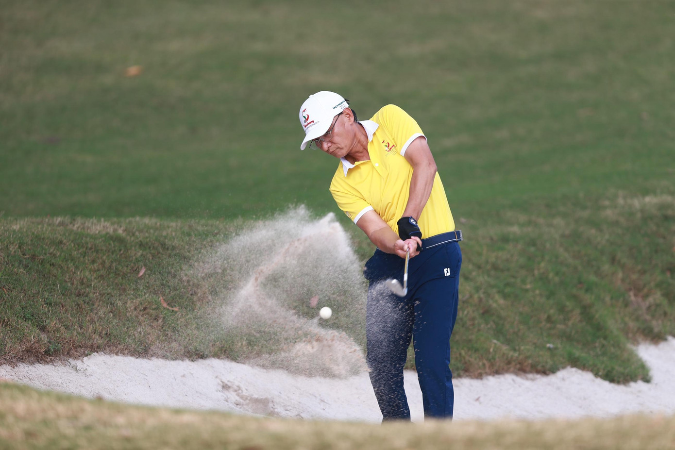 Những tay golf chuyên nghiệp có thể đánh những cú lốp bóng rất dễ dàng vì họ hiểu và biết cách dùng cát như một lợi thế để đưa bóng bay lên chính xác. Những tay golf chuyên nghiệp có thể đánh những cú lốp bóng rất dễ dàng vì họ hiểu và biết cách dùng cát như một lợi thế để đưa bóng bay lên chính xác.