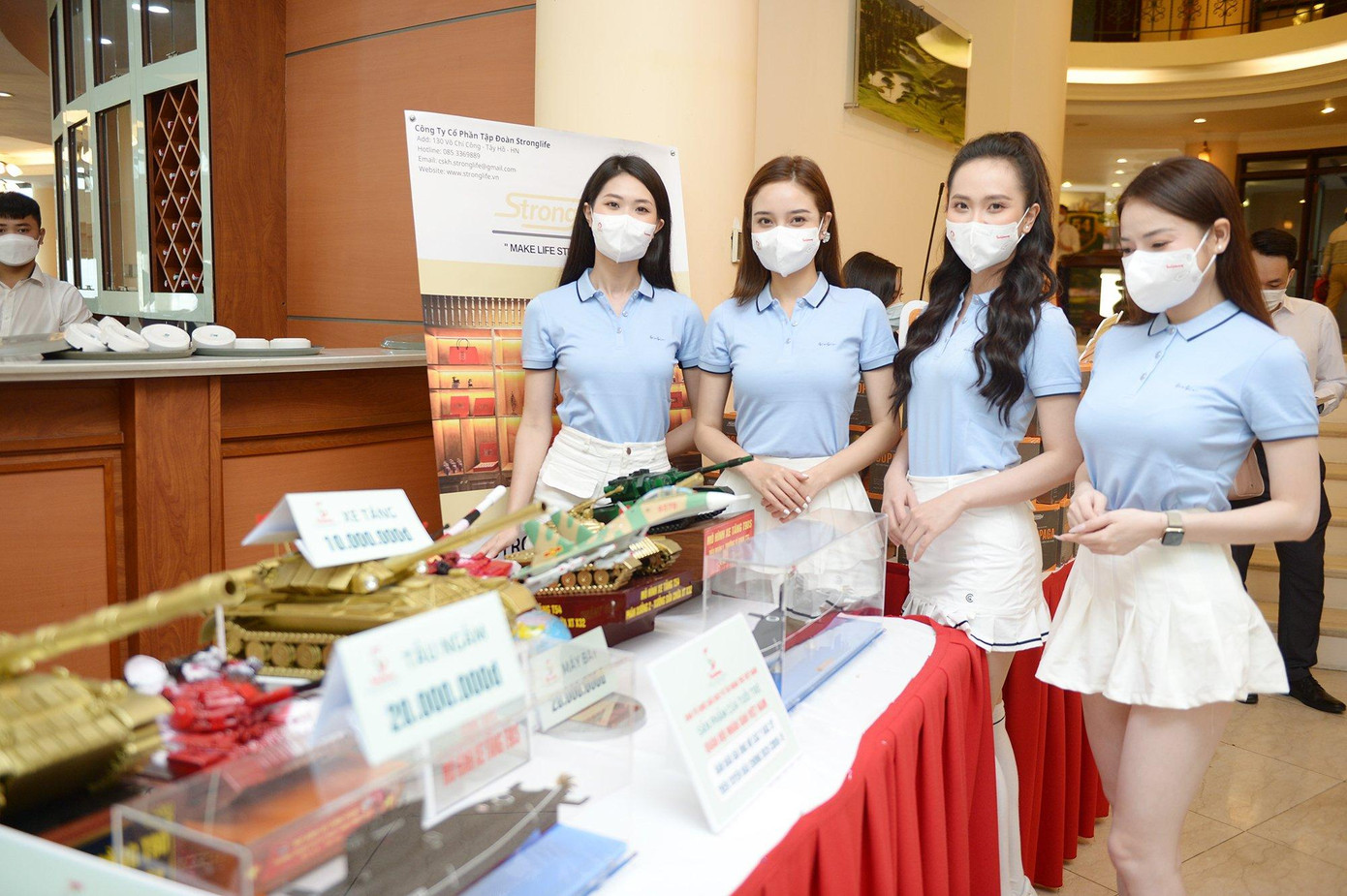 Nhà báo Lê Xuân Sơn - Tổng Biên tập báo Tiền Phong cho biết: “Đây là những hiện vật đặc biệt ý nghĩa với sự đặc sắc riêng có của Quân đội Nhân dân Việt Nam. Những món quà này sẽ được ban tổ chức chương trình giới thiệu tới bạn đọc và tổ chức đấu giá để kịp thời chuyển tới tuyến đầu những vật tư, thiết bị… nhằm thiết thực hỗ trợ công tác phòng, chống dịch một cách hiệu quả”. Nhà báo Lê Xuân Sơn - Tổng Biên tập báo Tiền Phong cho biết: “Đây là những hiện vật đặc biệt ý nghĩa với sự đặc sắc riêng có của Quân đội Nhân dân Việt Nam. Những món quà này sẽ được ban tổ chức chương trình giới thiệu tới bạn đọc và tổ chức đấu giá để kịp thời chuyển tới tuyến đầu những vật tư, thiết bị… nhằm thiết thực hỗ trợ công tác phòng, chống dịch một cách hiệu quả”.