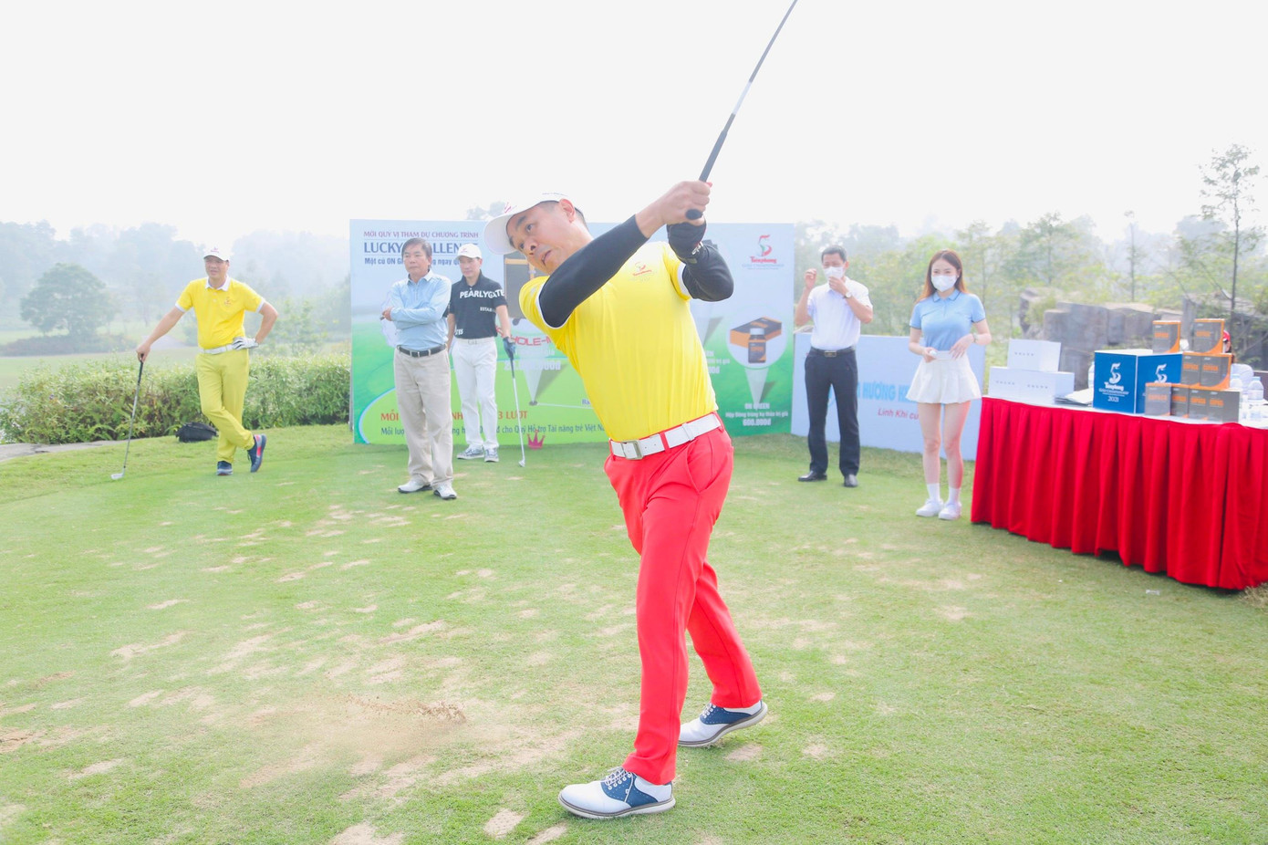 Mỗi golfer tham gia thử thách sẽ có tối đa 3 lượt phát bóng, mỗi lượt sẽ đóng góp số tiền tối thiểu 500.000 đồng ủng hộ quỹ. Các golfer tham gia trên tinh thần tự nguyện. Mỗi golfer tham gia thử thách sẽ có tối đa 3 lượt phát bóng, mỗi lượt sẽ đóng góp số tiền tối thiểu 500.000 đồng ủng hộ quỹ. Các golfer tham gia trên tinh thần tự nguyện.