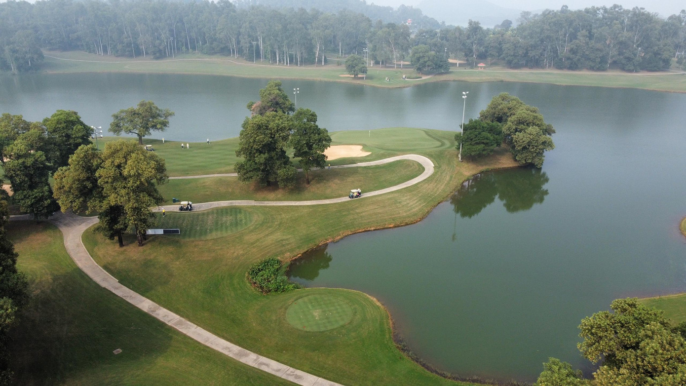 Theo mẫu thiết kế của các kiến trúc sư, mỗi được đánh được giao một điểm chuẩn sẽ tùy thuộc vào độ dài của đường bóng đó. Gồm 3 điểm chuẩn khác nhau: điểm par 3 dài tới 227m, par 4 là từ 227m-432m và par 5 là trên 432m.Chính vì vậy, việc xác định khoảng cách trên sân golf là một thử thách khó khăn dành cho các tay golf, bởi lẽ trên sân không có các biển ghi khoảng cách. Và với khoản cách trên sân golf rộng lớn như vậy nên việc xác định khoảng cách chỉ dựa vào phán đoán. Vì vậy luật golf đã điều chỉnh và cho phép golfer sử dụng máy đo khoảng cách Theo mẫu thiết kế của các kiến trúc sư, mỗi được đánh được giao một điểm chuẩn sẽ tùy thuộc vào độ dài của đường bóng đó. Gồm 3 điểm chuẩn khác nhau: điểm par 3 dài tới 227m, par 4 là từ 227m-432m và par 5 là trên 432m.Chính vì vậy, việc xác định khoảng cách trên sân golf là một thử thách khó khăn dành cho các tay golf, bởi lẽ trên sân không có các biển ghi khoảng cách. Và với khoản cách trên sân golf rộng lớn như vậy nên việc xác định khoảng cách chỉ dựa vào phán đoán. Vì vậy luật golf đã điều chỉnh và cho phép golfer sử dụng máy đo khoảng cách