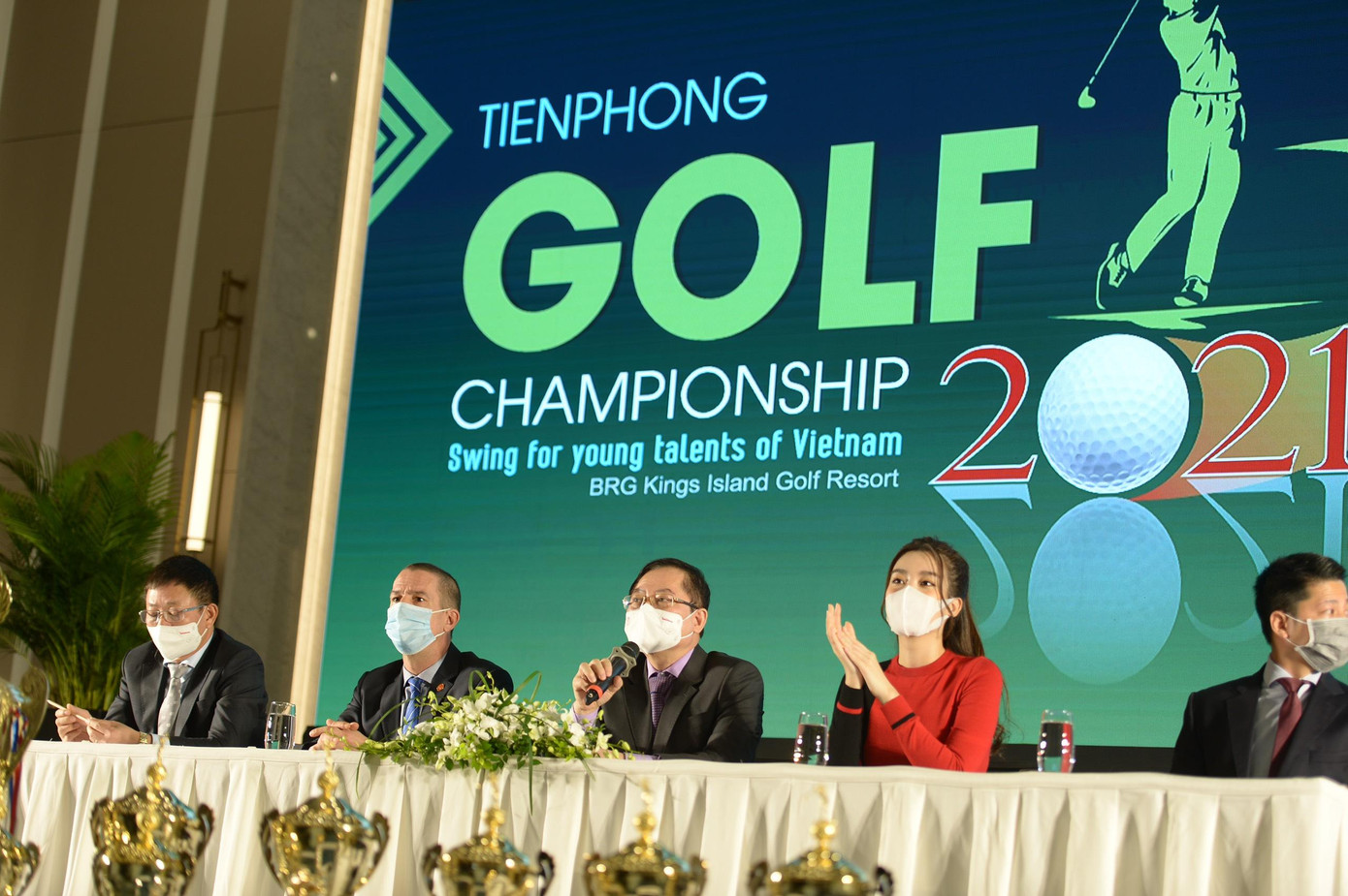 Nhà báo Lê Xuân Sơn - Tổng Biên tập báo Tiền Phong, Trưởng Ban tổ chức Tiền Phong Golf Championship chủ trì buổi họp báo. Ảnh: Dương Triều Nhà báo Lê Xuân Sơn - Tổng Biên tập báo Tiền Phong, Trưởng Ban tổ chức Tiền Phong Golf Championship chủ trì buổi họp báo. Ảnh: Dương Triều