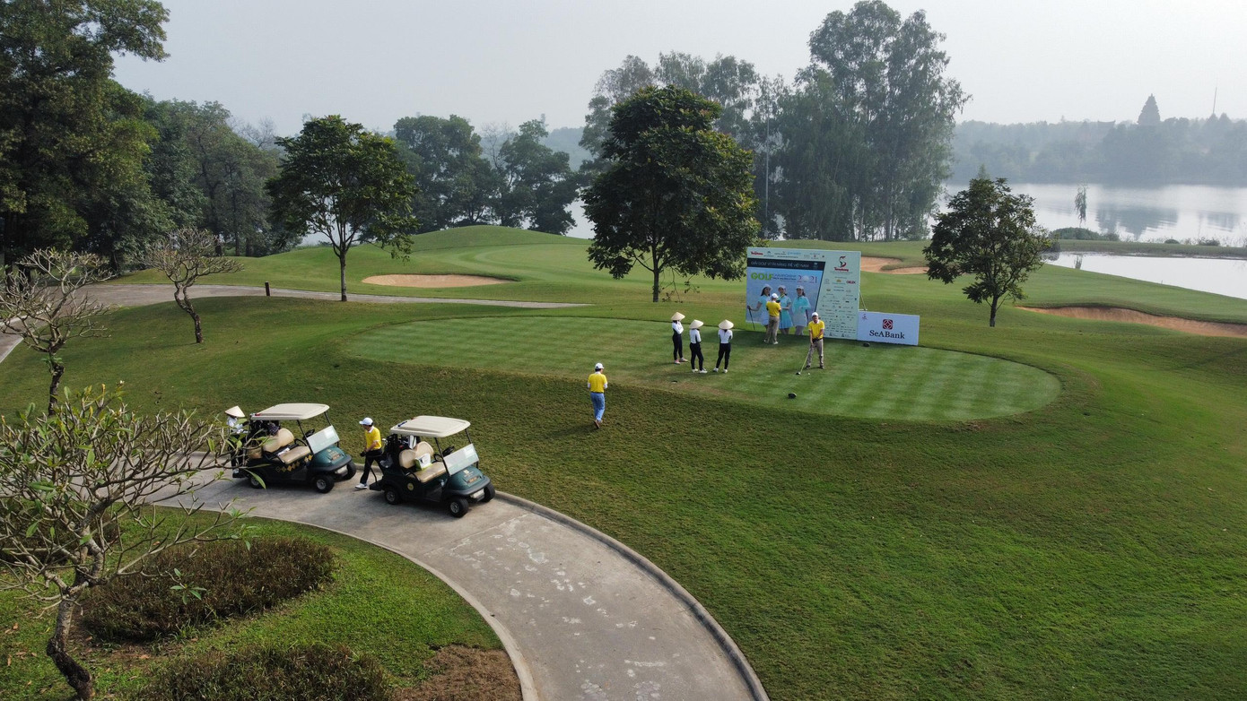 Tiêu chuẩn của sân golf 18 lỗ được sử dụng trong thi đấu phổ biến hiện nay có diện tích trung bình 57ha. Tiêu chuẩn của sân golf 18 lỗ được sử dụng trong thi đấu phổ biến hiện nay có diện tích trung bình 57ha.