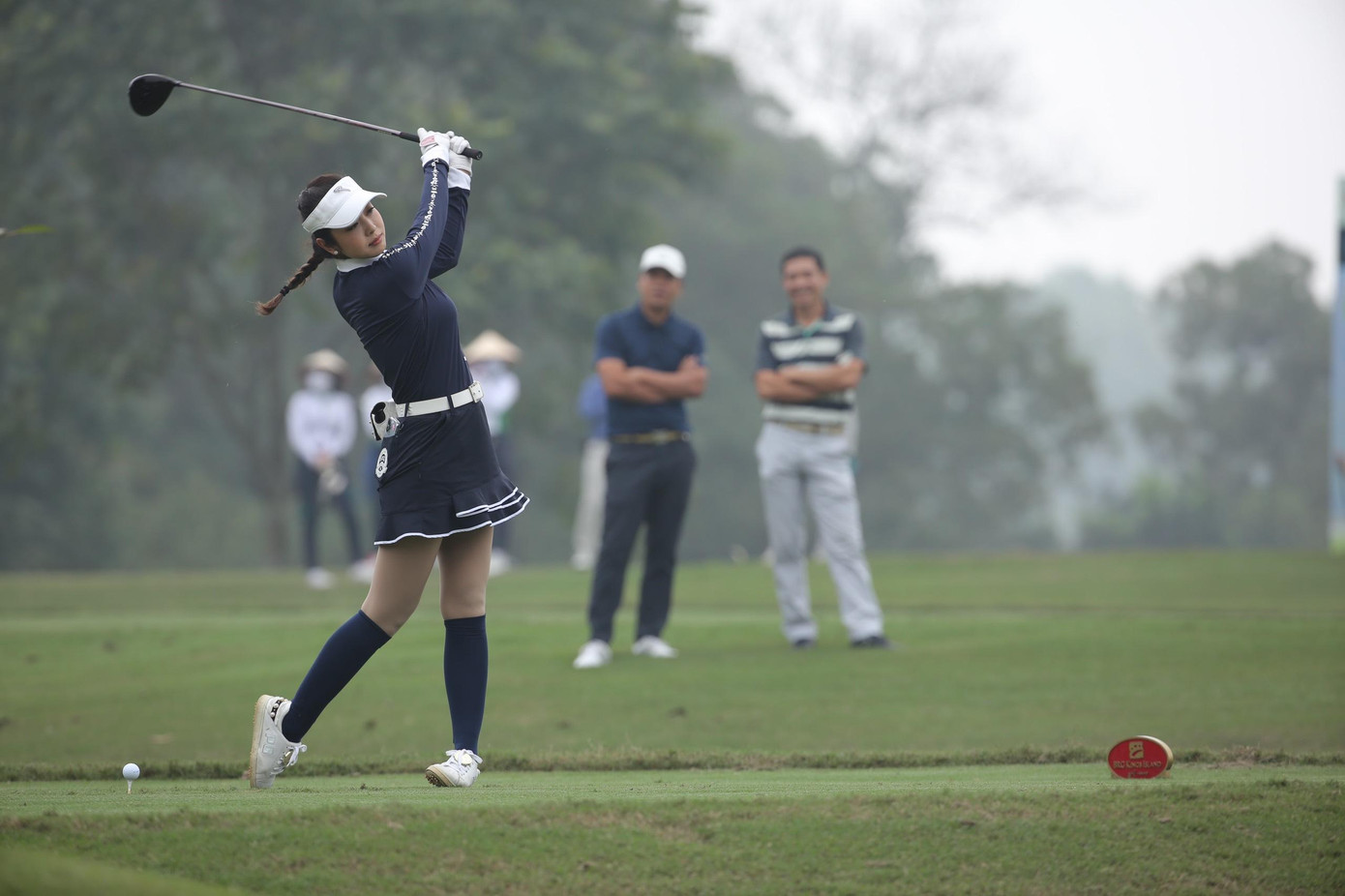 Hoa hậu châu Á tại Mỹ 2006 Jennifer Phạm thực hiện cú swing driver Hoa hậu châu Á tại Mỹ 2006 Jennifer Phạm thực hiện cú swing driver