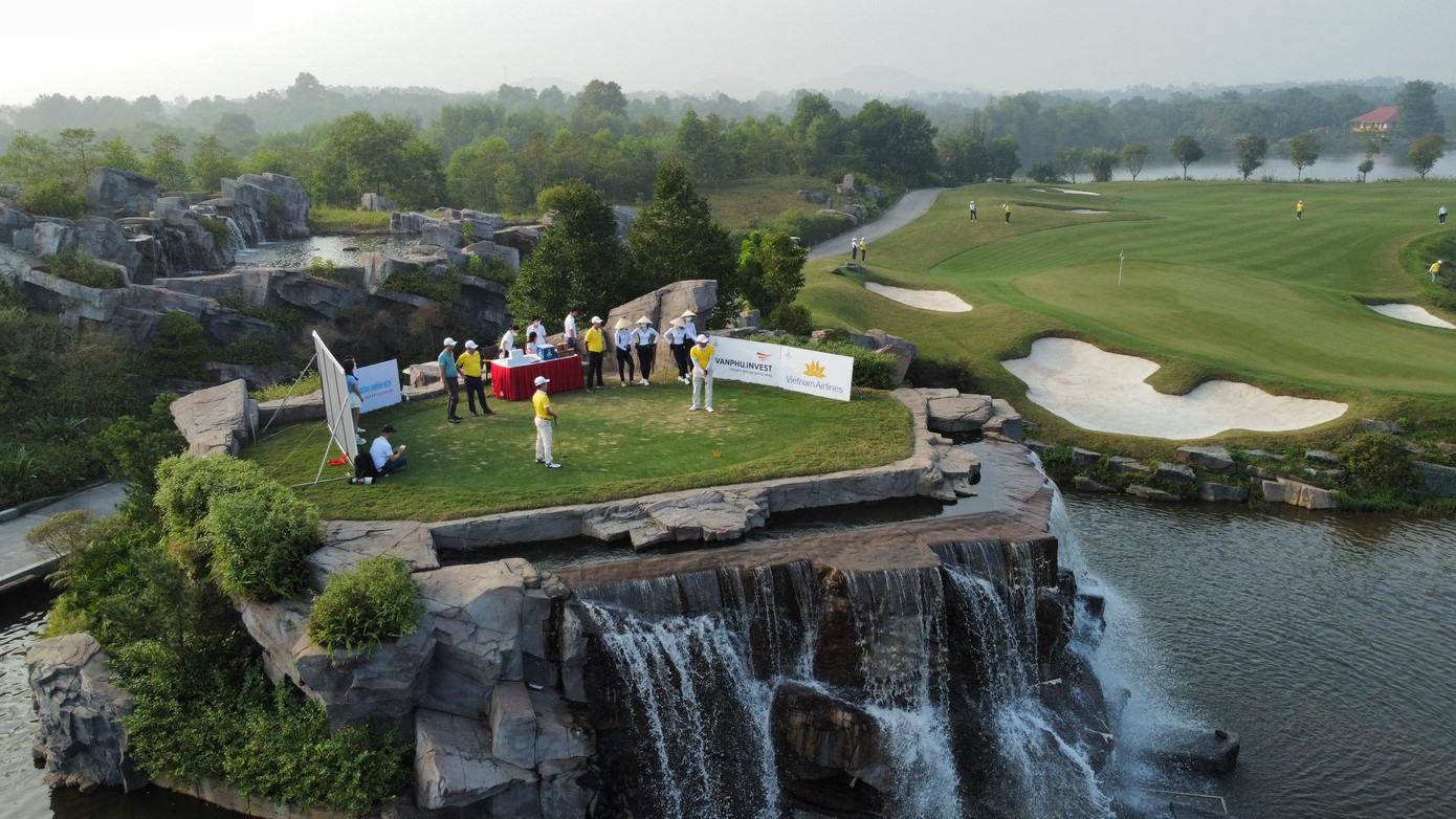 Hố số 19 được Ban tổ chức Tiền Phong Golf Championship 2021 sử dụng cho chương trình “Lucky Challenge - Một cú lên on trúng ngay giải thưởng”.
