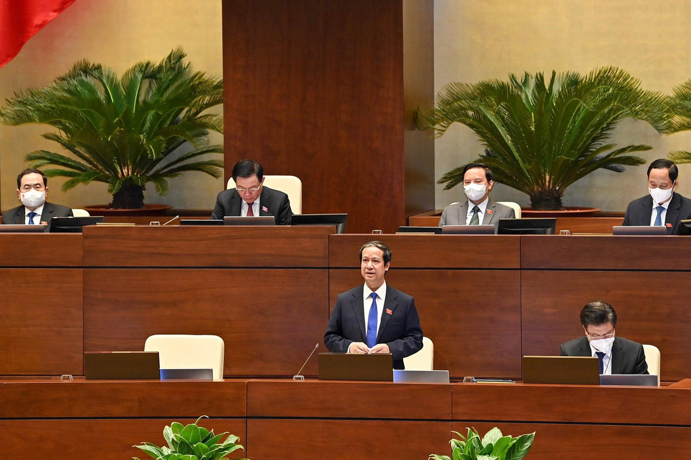 Bộ trưởng Nguyễn Kim Sơn lần đầu tiên đăng đàn trả lời đại biểu Quốc hội