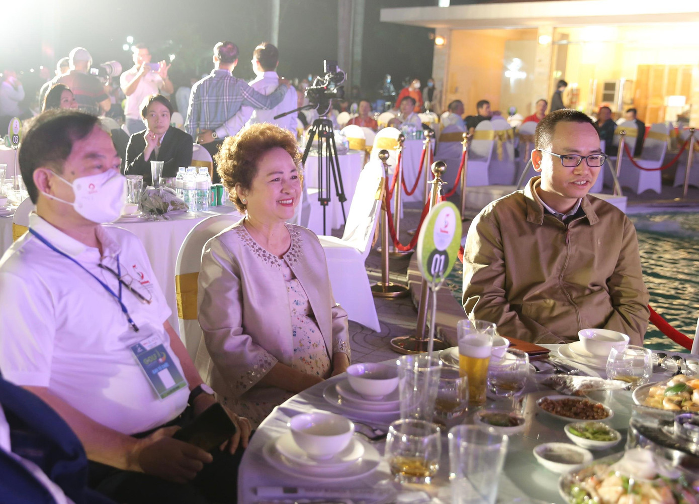 Nhà báo Lê Xuân Sơn - Tổng Biên tập báo Tiền Phong, Trưởng Ban tổ chức Tiền Phong Golf Championship (bìa trái) và Madame Nguyễn Thị Nga - Chủ tịch Tập đoàn BRG - SeABank.