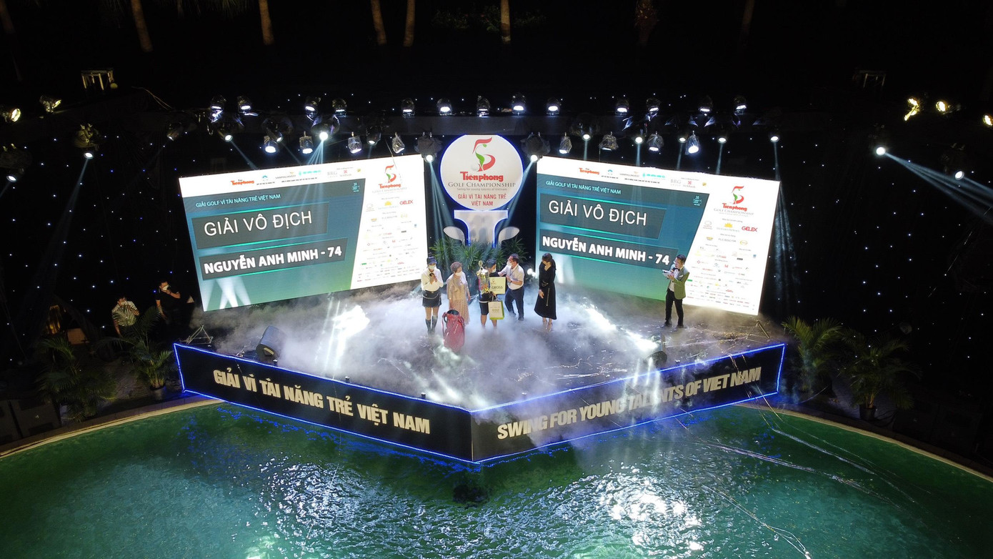 Khoảnh khắc golfer Nguyễn Anh Minh nhận cúp vô địch Tiền Phong Golf Championship năm 2021