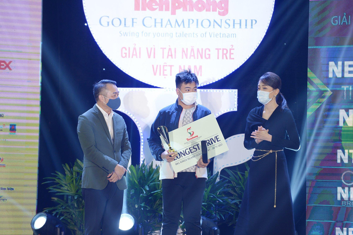 Ban tổ chức trao 2 giải Longest Driver: Golfer Vũ Quang Minh, hố số 2; Golfer Nguyễn Đặng Minh, hố số 2.