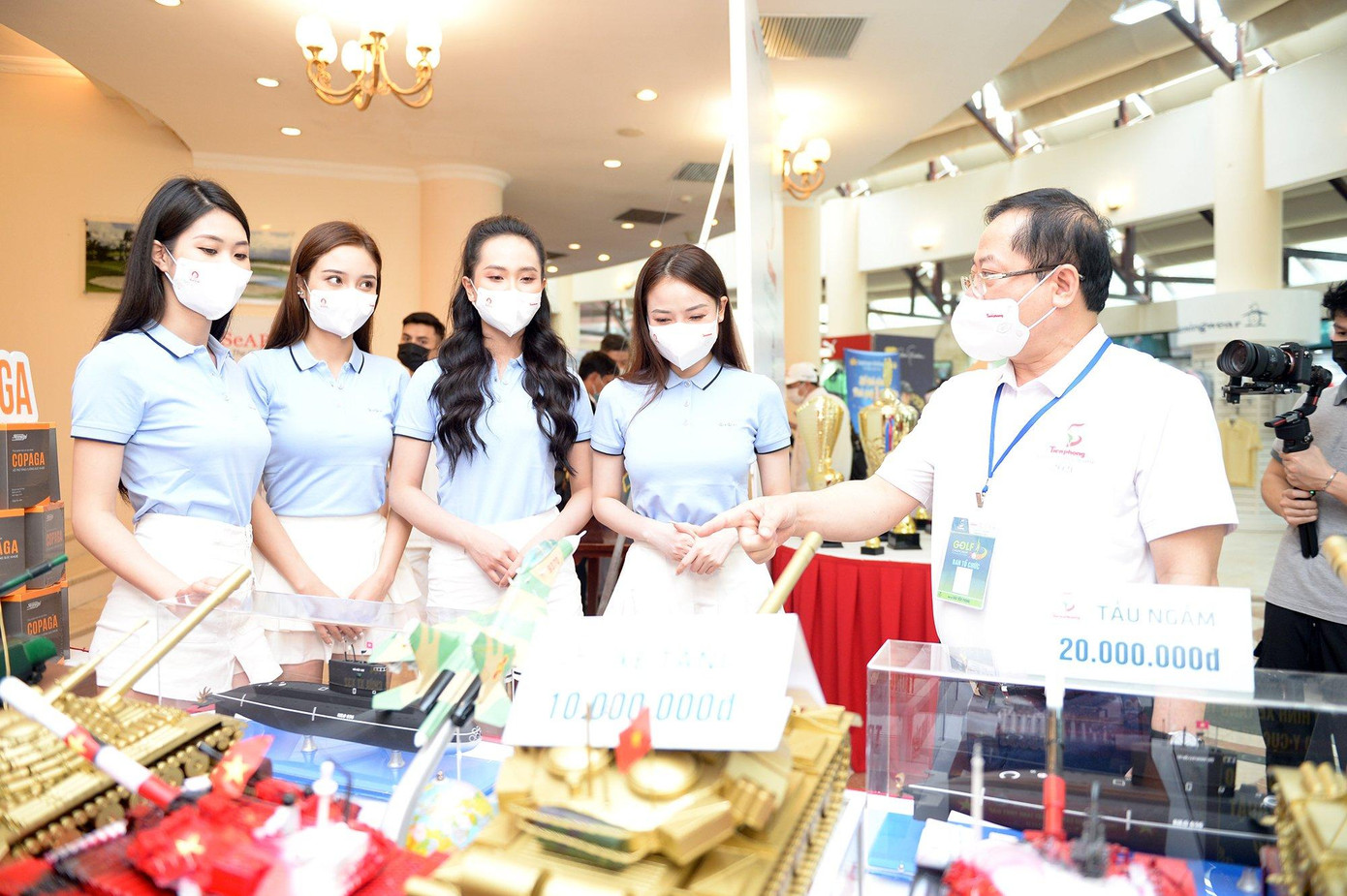 Những hiện vật đặc biệt do Thượng tướng Võ Văn Tuấn - nguyên Phó Tổng tham mưu trưởng Quân đội Nhân dân Việt Nam, và Ban Thanh niên Quân đội trao tặng chương trình “Cùng Tiền Phong tiếp sức tuyến đầu chống dịch COVID-19” lần đầu được trưng bày và đấu giá công khai nhằm đóng góp quỹ cho hoạt động này Những hiện vật đặc biệt do Thượng tướng Võ Văn Tuấn - nguyên Phó Tổng tham mưu trưởng Quân đội Nhân dân Việt Nam, và Ban Thanh niên Quân đội trao tặng chương trình “Cùng Tiền Phong tiếp sức tuyến đầu chống dịch COVID-19” lần đầu được trưng bày và đấu giá công khai nhằm đóng góp quỹ cho hoạt động này