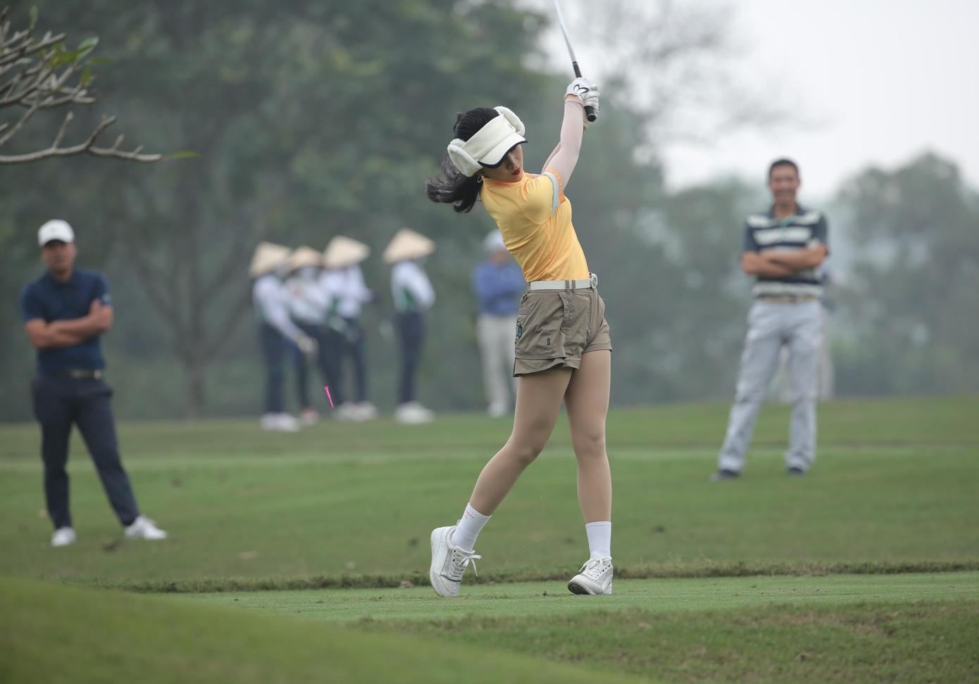Người đẹp Hoa hậu Việt Nam 2018 Lê Thanh Tú thực hiện cú swing driver Người đẹp Hoa hậu Việt Nam 2018 Lê Thanh Tú thực hiện cú swing driver