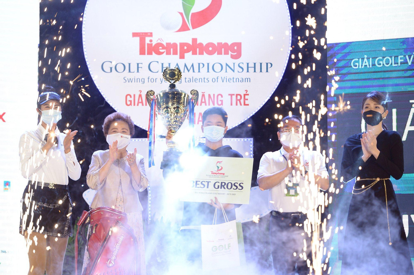 Nhà báo Lê Xuân Sơn - Tổng Biên tập báo Tiền Phong, Trưởng Ban tổ chức Tiền Phong Golf Championship và Madame Nguyễn Thị Nga - Chủ tịch Tập đoàn BRG - SeABank, trao cúp vô địch cho golfer Nguyễn Anh Minh.
