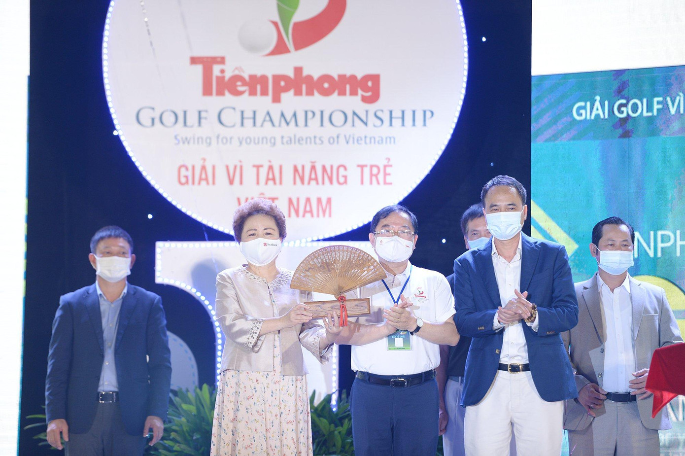 Ban tổ chức tặng Madame Nguyễn Thị Nga – Chủ tịch Tập đoàn BRG - SeABank, chiếc quạt trầm hương được chế tác bởi Công ty Trầm hương Khánh Hòa. Madame Nguyễn Thị Nga xúc động chia sẻ: “Khi nào Tiền Phong Golf Championship còn tổ chức thì BRG tiếp tục đồng hành”.