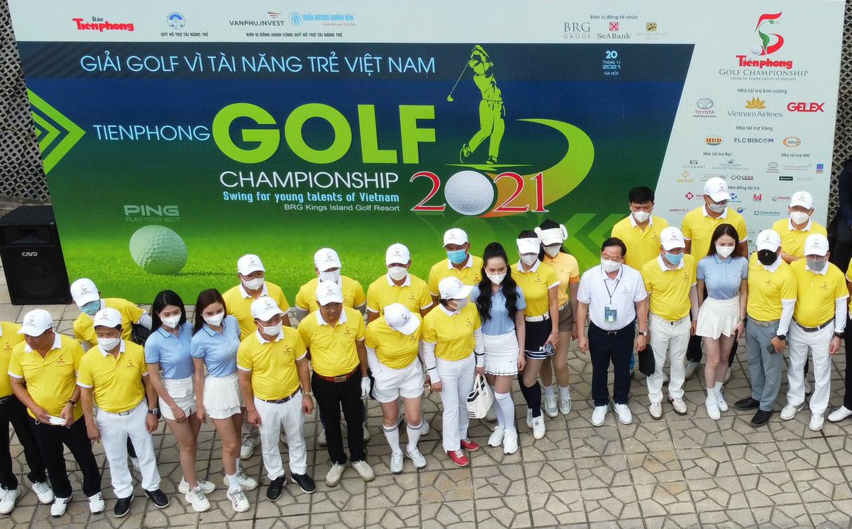 Ban tổ chức và các golfer khai mạc Tiền Phong Golf Championship 2021 Ban tổ chức và các golfer khai mạc Tiền Phong Golf Championship 2021
