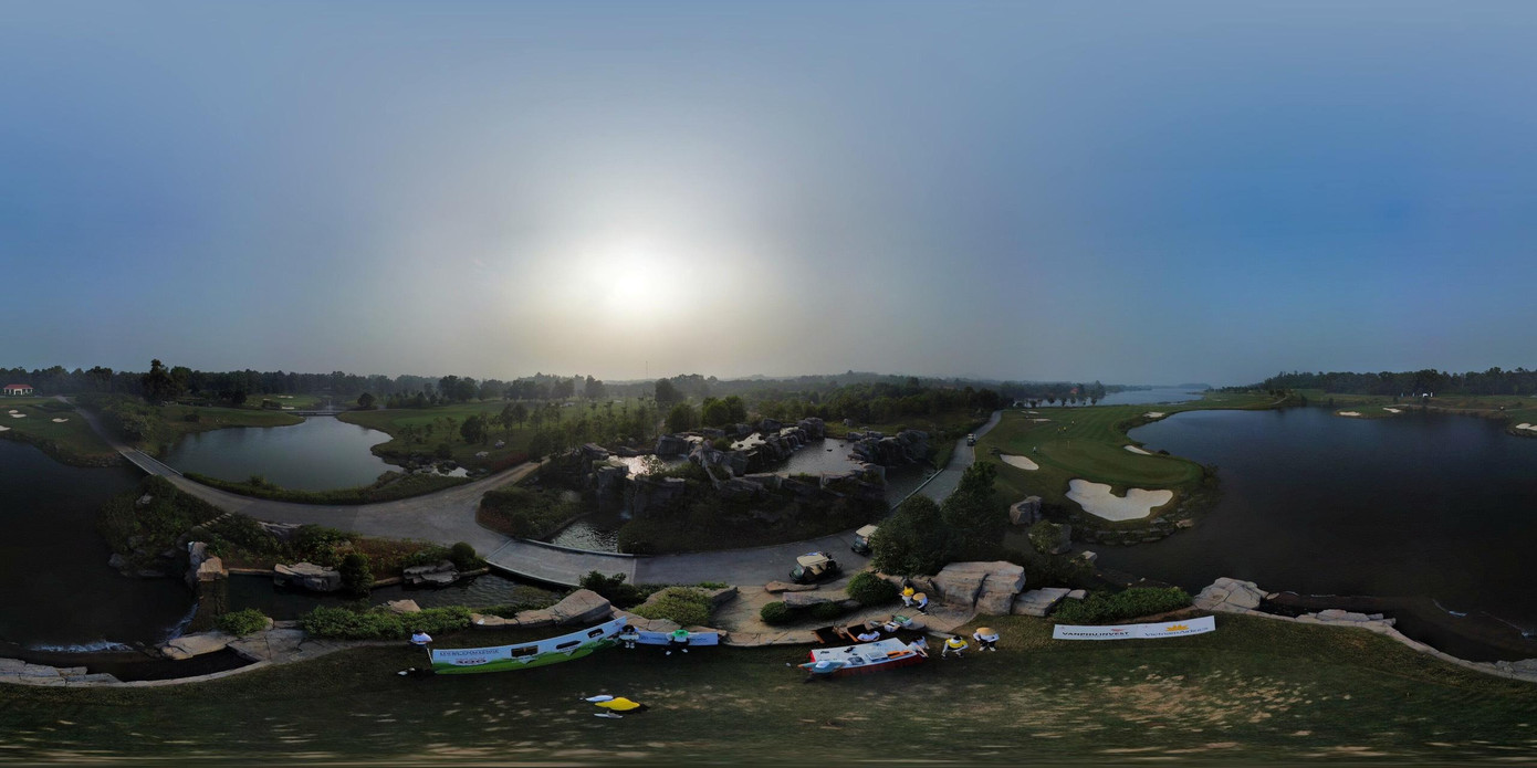 Kings Course được thiết kế đầy thử thách và sáng tạo, vừa trải dài trên sườn đồi dưới chân núi Ba Vì, vừa uốn lượn theo hồ Đồng Mô tạo nên các hố golf độc đáo. Kings Course được thiết kế đầy thử thách và sáng tạo, vừa trải dài trên sườn đồi dưới chân núi Ba Vì, vừa uốn lượn theo hồ Đồng Mô tạo nên các hố golf độc đáo.