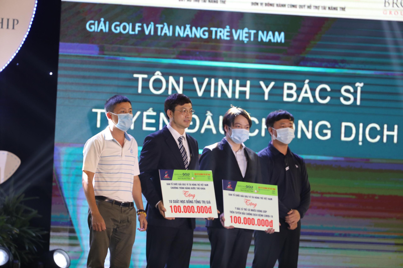 Ban tổ chức mời PGS.TS Phạm Văn Thuần - Phó hiệu trưởng Trường Đại học Giáo dục - ĐH Quốc gia Hà Nội, đại diện các sinh viên được trao học bổng chương trình “Nâng bước thủ khoa” lên sân khấu nhận học bổng. Đồng thời, Ban tổ chức cũng trao bảng vinh danh cho các y, bác sĩ trẻ trên tuyến đầu chống dịch COVID-19. Ông Nguyễn Hữu Tú - Phó Chủ tịch Thường trực kiêm Tổng thư ký T.Ư Hội Thầy thuốc trẻ Việt Nam, đại diện nhận phần thưởng vinh danh y, bác sĩ trẻ trên tuyến đầu chống dịch.