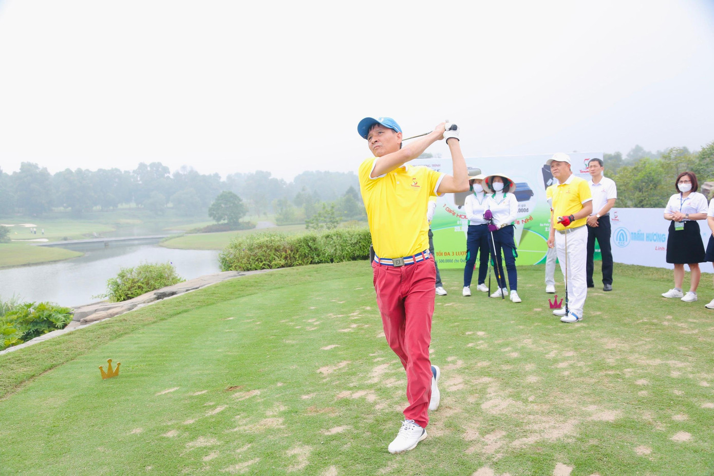 6 golfer đầu tiên phát bóng lên on green của hố 19 và bóng nằm trong bán kính 1,5m kể từ mép hố gần nhất sẽ được trao giải Nhì với phần thưởng là 1 túi hiệu Volvo trị giá 9.000.000 đồng. 6 golfer đầu tiên phát bóng lên on green của hố 19 và bóng nằm trong bán kính 1,5m kể từ mép hố gần nhất sẽ được trao giải Nhì với phần thưởng là 1 túi hiệu Volvo trị giá 9.000.000 đồng.