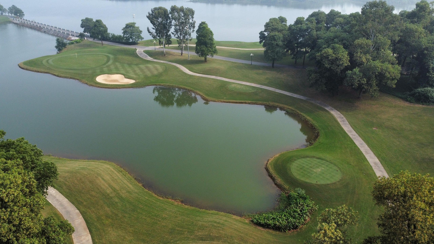 Chính vì vậy, việc xác định khoảng cách trên sân golf là một thử thách khó khăn dành cho các tay golf, bởi lẽ trên sân không có các biển ghi khoảng cách. Và với khoản cách trên sân golf rộng lớn như vậy nên việc xác định khoảng cách chỉ dựa vào phán đoán. Vì vậy luật golf đã điều chỉnh và cho phép golfer sử dụng máy đo khoảng cách. Chính vì vậy, việc xác định khoảng cách trên sân golf là một thử thách khó khăn dành cho các tay golf, bởi lẽ trên sân không có các biển ghi khoảng cách. Và với khoản cách trên sân golf rộng lớn như vậy nên việc xác định khoảng cách chỉ dựa vào phán đoán. Vì vậy luật golf đã điều chỉnh và cho phép golfer sử dụng máy đo khoảng cách.