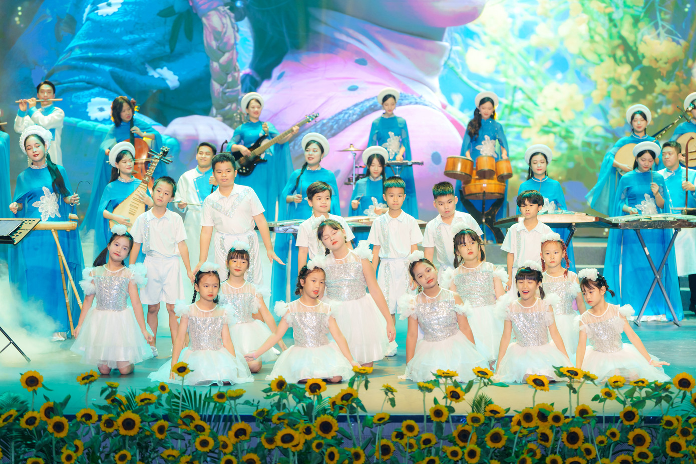 Các chương trình nghệ thuật với sự tham gia của các học sinh, thầy cô giáo của TH School là điểm nhấn đặc biệt là lễ kỷ niệm