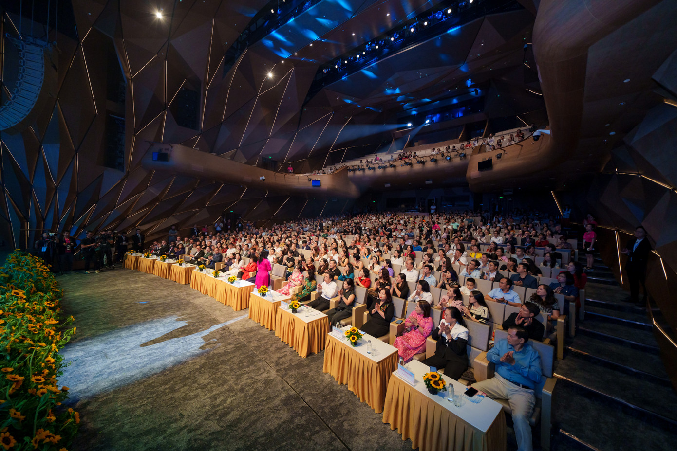 Chương trình có sự tham gia của khoảng 700 khách mời là cơ quan quản lý, đối tác, nhà hảo tâm, cơ quan truyền thông...