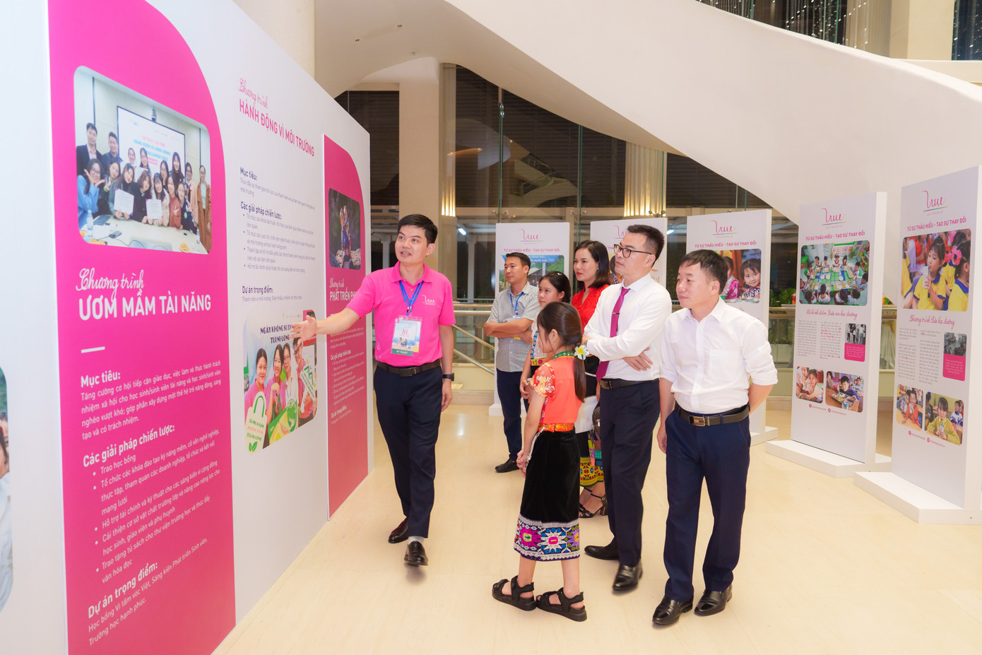 Gian trưng bày về những hoạt động trong 10 năm qua của Quỹ Vì Tầm Việt tại lễ kỷ niệm 10 năm thành lập