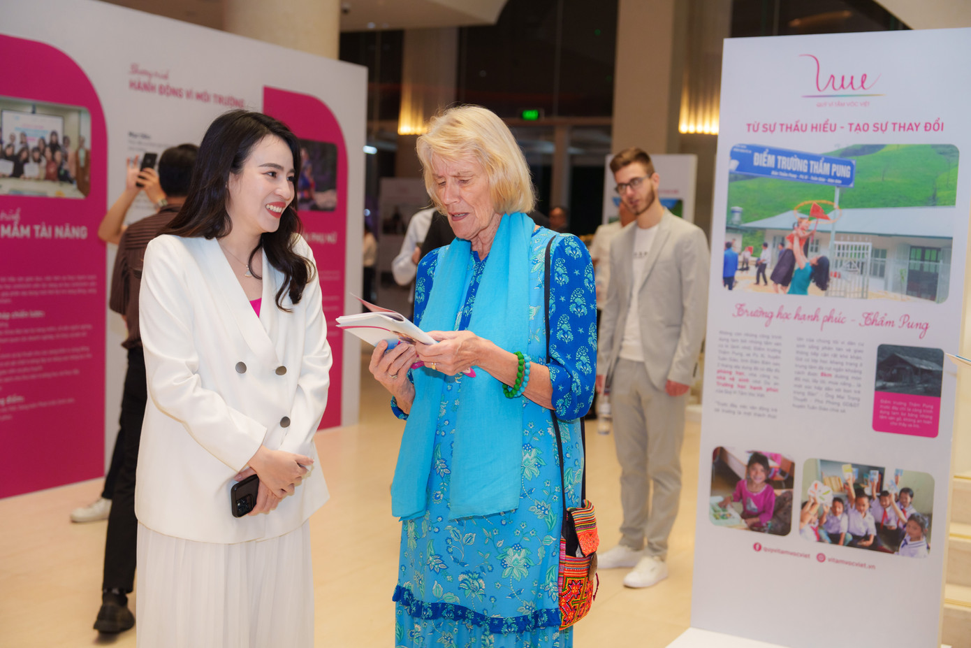 Bà Trần Thị Như Trang - Chủ tịch Hội đồng Quản lý Quỹ Vì Tầm Vóc Việt trao đổi với đối tác nước ngoài bên lề lễ kỷ niệm.