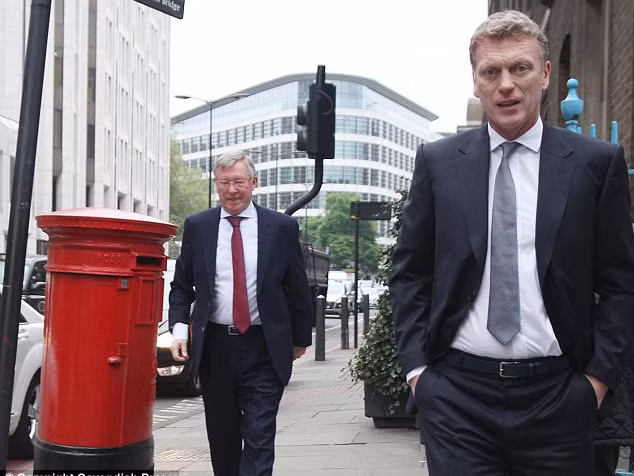 Sir Alex Ferguson đã lùi lại phía sau để nhường bước cho người đồng hương David Moyes