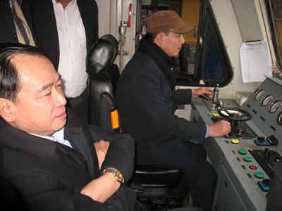 Thứ trưởng Hùng (bên trái) trên buồng lái tàu SE8 đi thị sát đường ngang