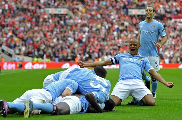 Niềm vui của các cầu thủ Man City khi Yaya Toure ghi bàn thắng duy nhất