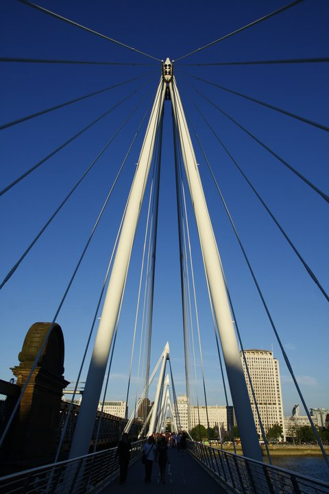 London đẹp như một bức tranh Tháp London qua mọi góc nhìn Dòng sông Thames yên bình London Eye - một trong những biểu tượng của London Big Ben trứ danh Cây cầu Golden Jubilee. Từ đây có thể dễ dàng thấy đc cả 2 biểu tượng của London là London Eye và Big Ben. Cây cầu Southpark lung linh trong ánh điện Cây cầu Westminster nổi tiếng Chiều tàn cuối đông Richmond Một góc nhỏ của Portobello London ấm áp sắc xuân với màu hồng tươi của hoa đào nở Sự bình yên bao trùm lên London khi màn đêm buông xuống Bắt gặp người nghệ sĩ đang say sưa với những giai điệu nhạc vào một chiều cuối đông.