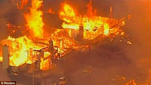 Một số ngôi nhà ở khu ngoại ô San Bruno bị ngọn lửa thiêu rụi hoàn toàn - Ảnh: Reuters