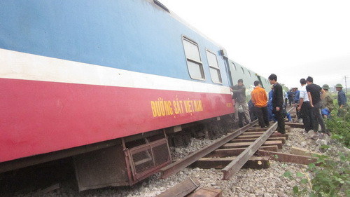 Hiện trường vụ tàu hỏa trật đường ray, 7 toa tàu đã bay ra khỏi đường ray