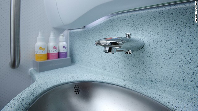 Trong buồng rửa, hành khách cũng sẽ bắt gặp hình mèo Hello Kitty 