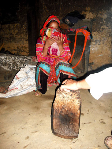 Xẻng được người Mông chế tạo từ máy bay rất bền và rất tốt