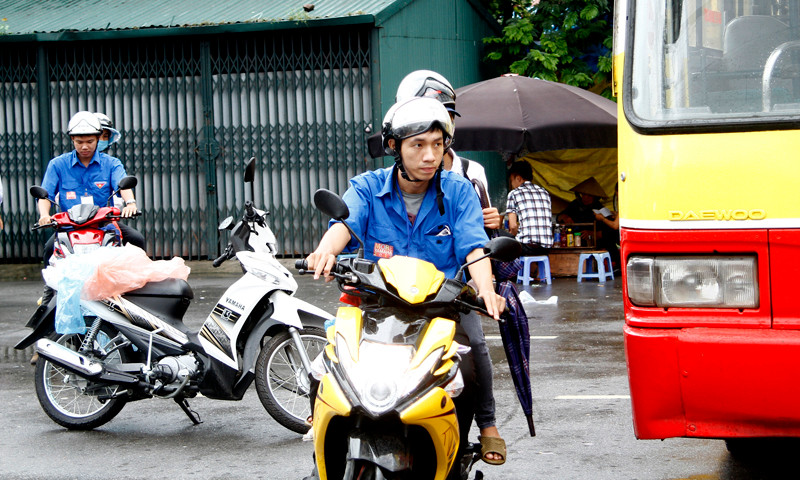 Những chuyến xe ôm miễn phí của áo xanh vẫn hối hả lên đường