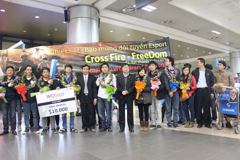 Ông Vũ Trọng Lợi - – Vụ trưởng vụ Thể Thao Quần chúng – Tổng cục Thể dục Thể thao, bà Nguyễn Lê Hương – Chủ nhiệm văn phòng VIRESA trưởng đoàn thể thao điện tử Việt Nam, ông Nguyễn Tiến Hải phó giám đốc thường trực VTC Intecom chụp ảnh lưu niệm cùng những VĐV Đột Kích